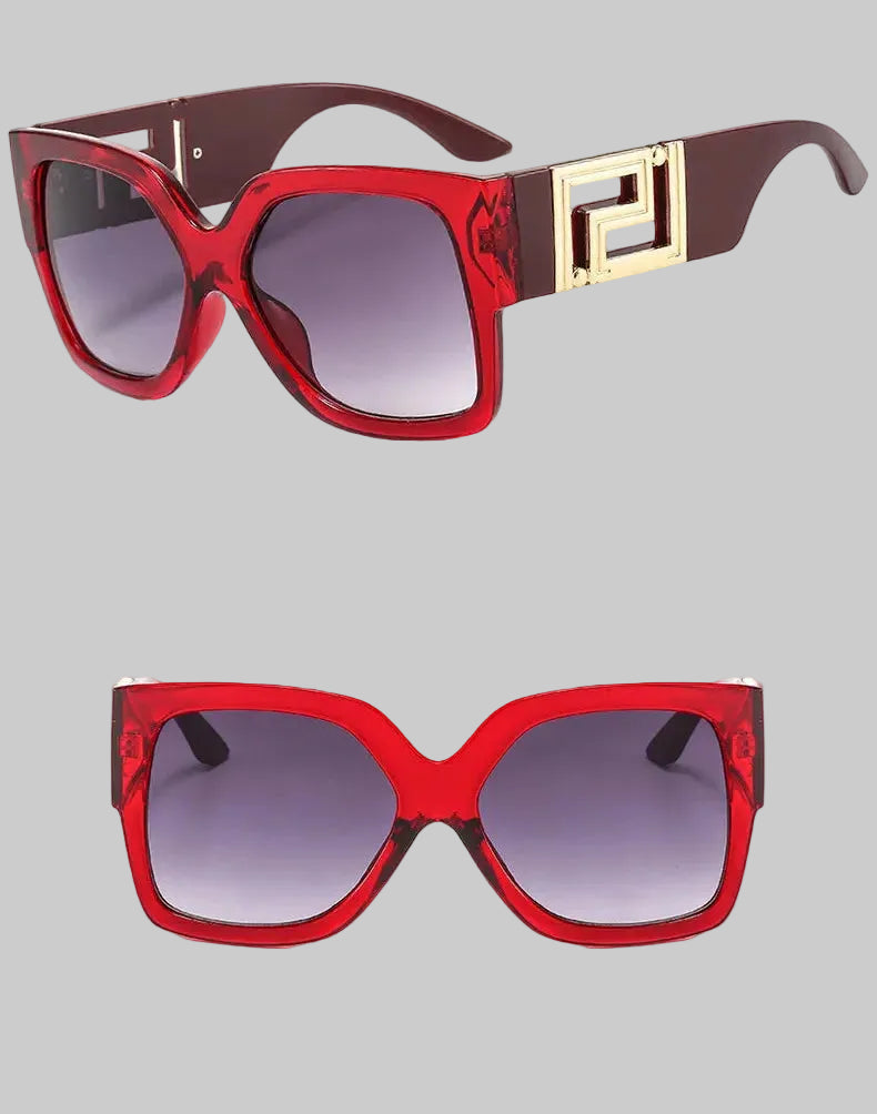 Two views of oversized square sunglasses with translucent red frames, dark brown temples, and a gold geometric metal accent on the temple, shown on a white background with Chinese text above and below.